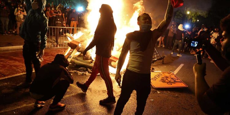Arde bandera de EU frente a la Casa Blanca, en sexto día de disturbios