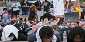 Trump califica como ‘terroristas’ a manifestantes en Twitter