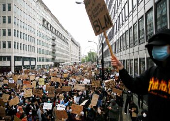 ‘No puedo respirar’, claman miles en todo el mundo
