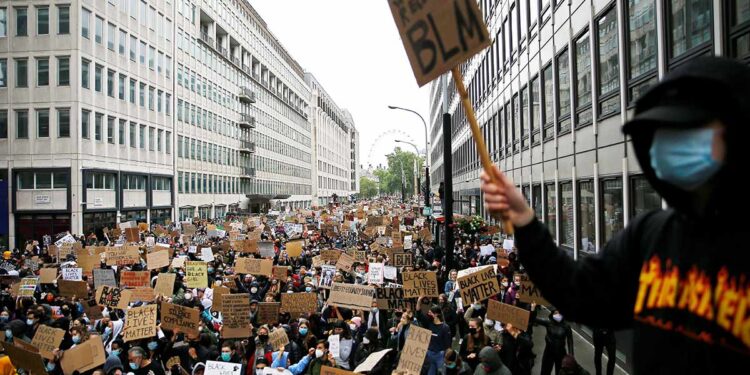 ‘No puedo respirar’, claman miles en todo el mundo