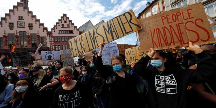 ‘No puedo respirar’, claman miles en todo el mundo