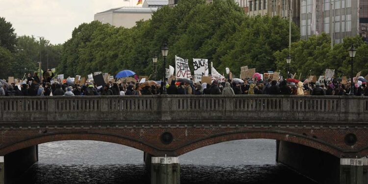 ‘No puedo respirar’, claman miles en todo el mundo