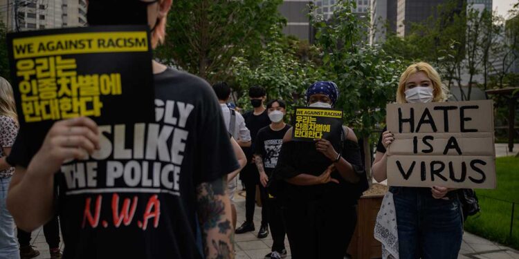 ‘No puedo respirar’, claman miles en todo el mundo