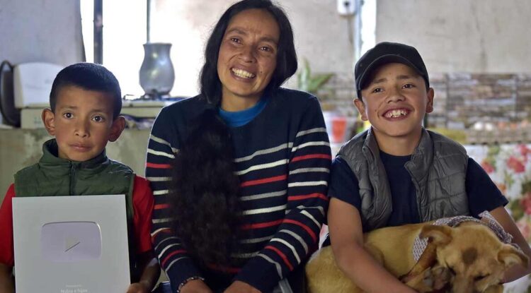 Familia de campesinos conquista YouTube con “tips para abrazar el agro”