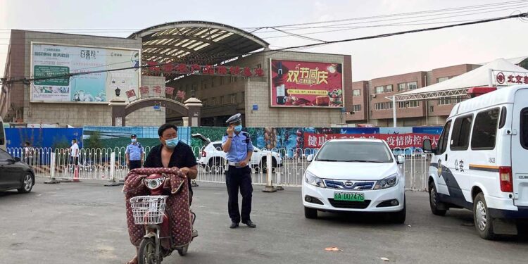 Aísla China 11 barrios de Pekín tras brote de covid en mercado