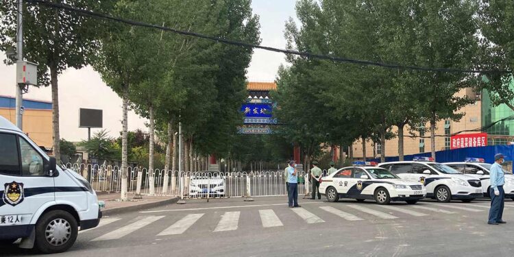 Aísla China 11 barrios de Pekín tras brote de covid en mercado