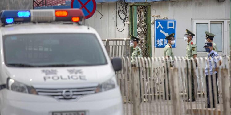 Aísla China 11 barrios de Pekín tras brote de covid en mercado