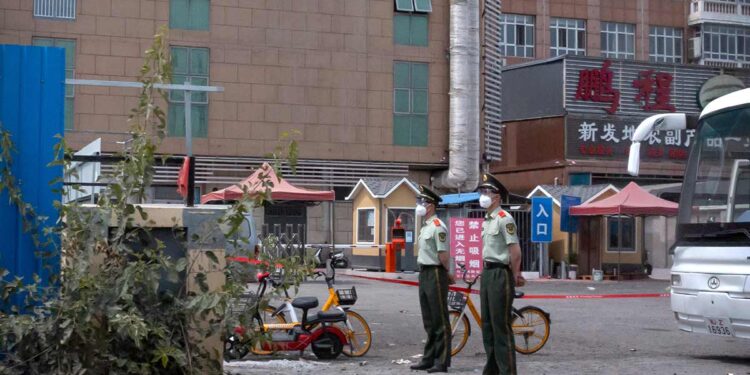 Aísla China 11 barrios de Pekín tras brote de covid en mercado