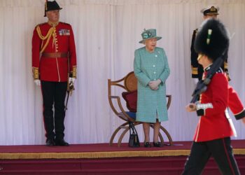 Participa Isabel II en reducida ceremonia militar con motivo de su cumpleaños