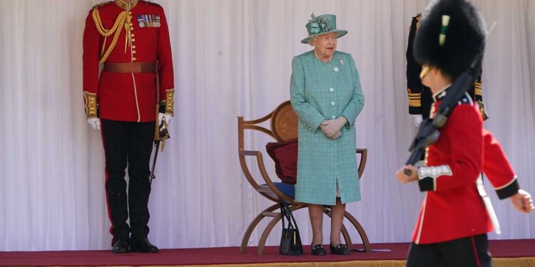Participa Isabel II en reducida ceremonia militar con motivo de su cumpleaños