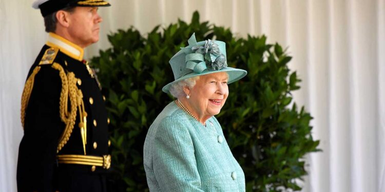 Participa Isabel II en reducida ceremonia militar con motivo de su cumpleaños
