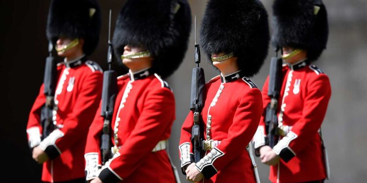 Participa Isabel II en reducida ceremonia militar con motivo de su cumpleaños