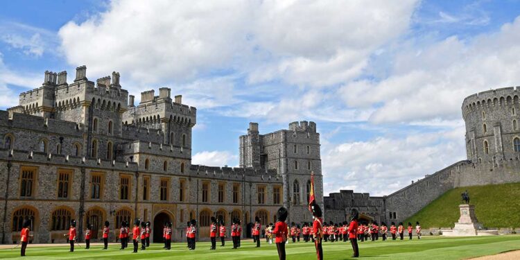 Participa Isabel II en reducida ceremonia militar con motivo de su cumpleaños