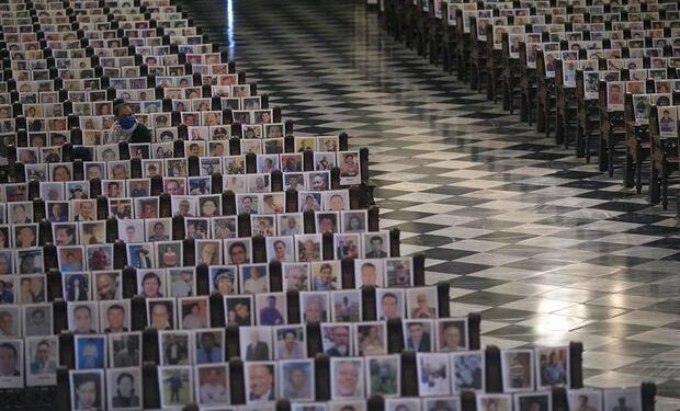 Arzobispo de Lima realiza misa inédita con retratos de más de cinco mil personas