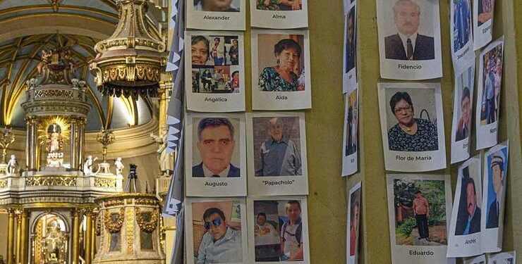 Arzobispo de Lima realiza misa inédita con retratos de más de cinco mil personas