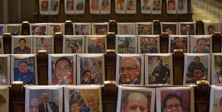 Arzobispo de Lima realiza misa inédita con retratos de más de cinco mil personas