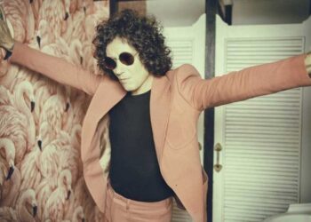 Enrique Bunbury amplía polémica al apoyar campaña contra Bill Gates