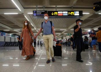 España recibe a miles de turistas como parte de experimento