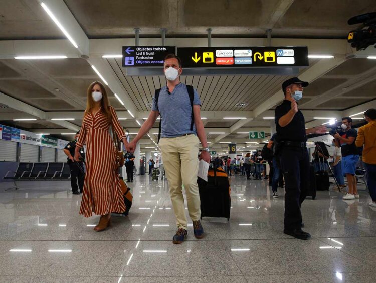 España recibe a miles de turistas como parte de experimento