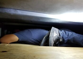 Hasta en el techo de tráiler esconden a indocumentados