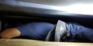 Hasta en el techo de tráiler esconden a indocumentados