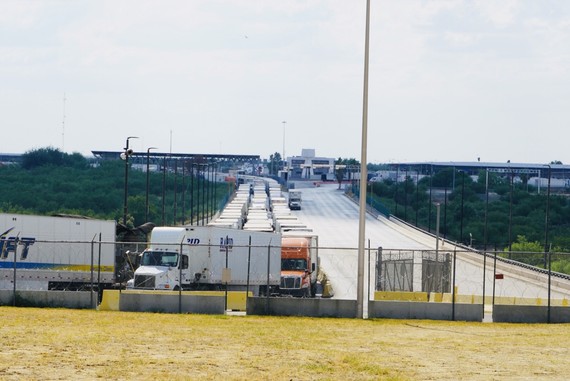 Autoriza EU un carril especial para el cruce de camiones cargueros mexicanos