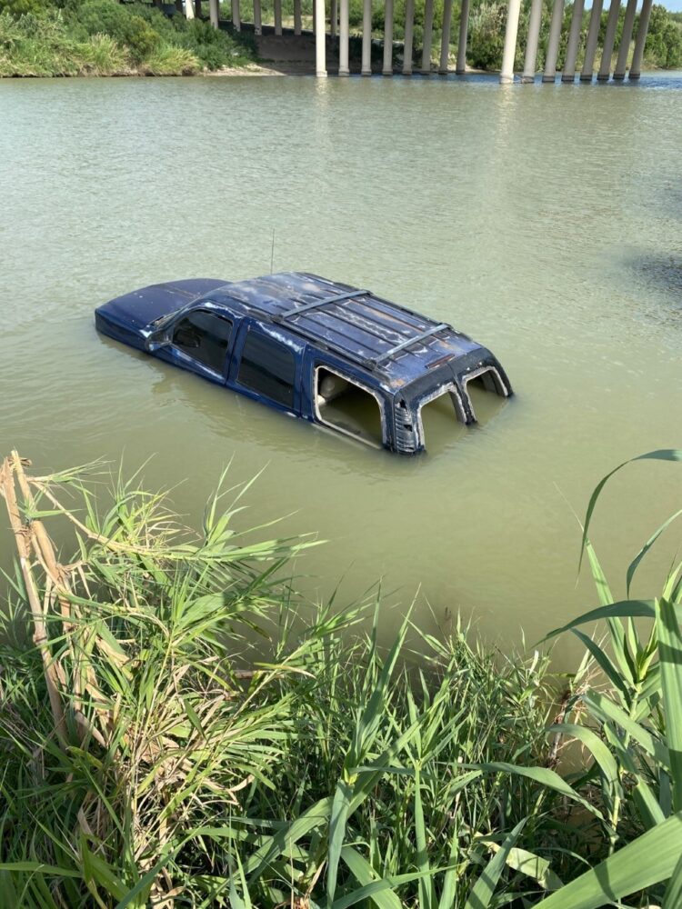 Presunto narco se avienta al río Bravo con todo y camioneta