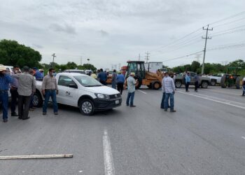 Bloquean sorgueros otra vez carretera  Río Bravo-Reynosa; exigen precio de garantía