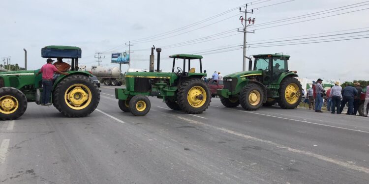 Bloquean sorgueros otra vez carretera  Río Bravo-Reynosa; exigen precio de garantía