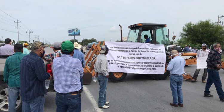 Bloquean sorgueros otra vez carretera  Río Bravo-Reynosa; exigen precio de garantía