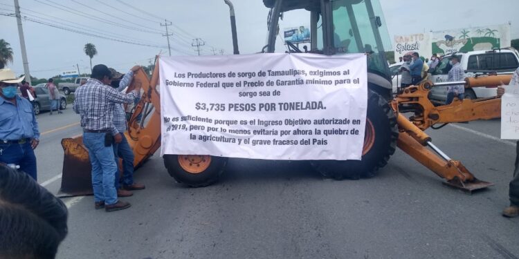 Bloquean sorgueros otra vez carretera  Río Bravo-Reynosa; exigen precio de garantía