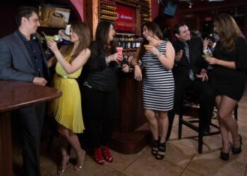 Da reversa Texas; cierran bares, cantinas y centros nocturnos por disparo del Covid