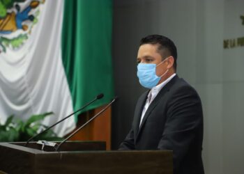 Multas de 10 mil pesos a quienes nieguen transporte público a personal de salud