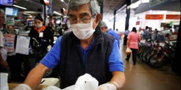 Por continuidad de cuarentena comercios impiden entrada a adultos mayores