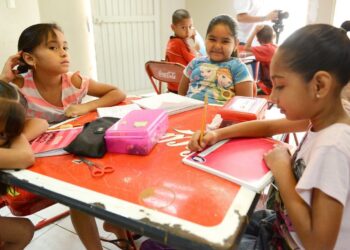 Apoya regularización a más de mil estudiantes