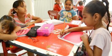 Apoya regularización a más de mil estudiantes