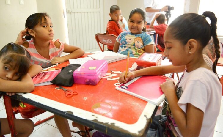 Apoya regularización a más de mil estudiantes