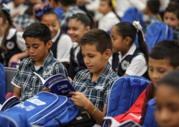 Apoyarán economía familiar con útiles escolares en N. Laredo