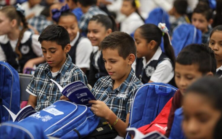 Apoyarán economía familiar con útiles escolares en N. Laredo