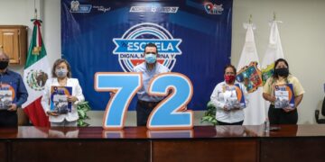 Entrega ‘Escuela Digna’ más mobiliario y equipo