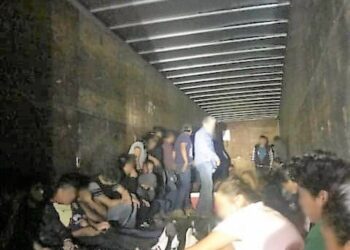 Patrulla Fronteriza descubre a 58 ilegales ocultos en tráiler