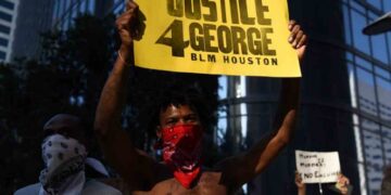 Canales de TV en EU paran 8 minutos programación en honor a Floyd