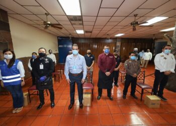 Dan 600 despensas a empleados de restaurantes en Nuevo Laredo