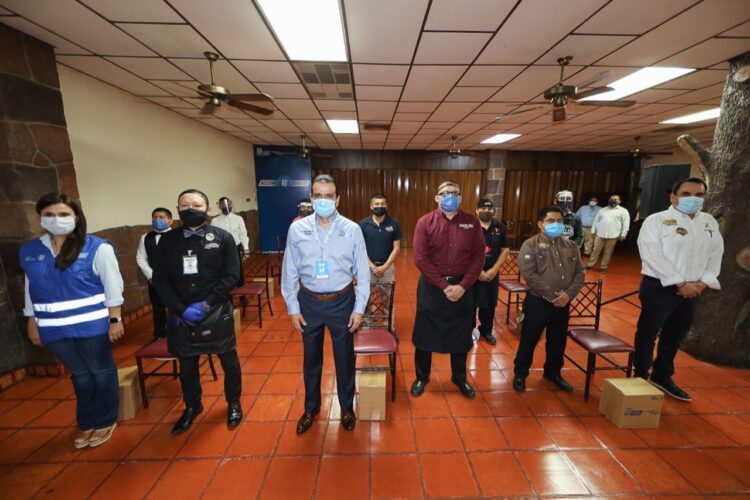 Dan 600 despensas a empleados de restaurantes en Nuevo Laredo