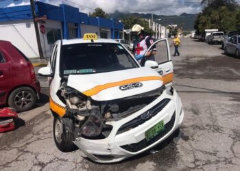 Taxista ocasiona aparatoso choque en crucero 14 y Anaya