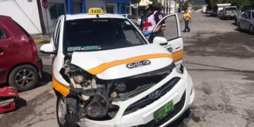 Taxista ocasiona aparatoso choque en crucero 14 y Anaya