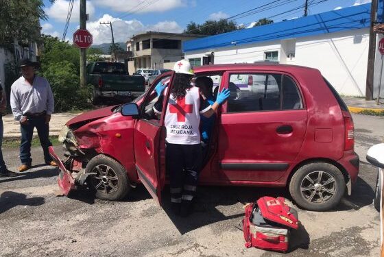 Taxista ocasiona aparatoso choque en crucero 14 y Anaya