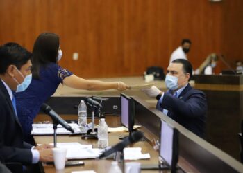 Podrían jóvenes de entre 15 y 17 años abrir cuentas bancarias sin tutores