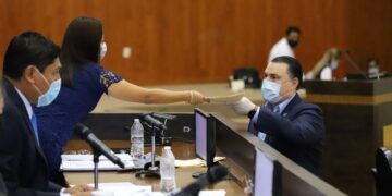 Podrían jóvenes de entre 15 y 17 años abrir cuentas bancarias sin tutores