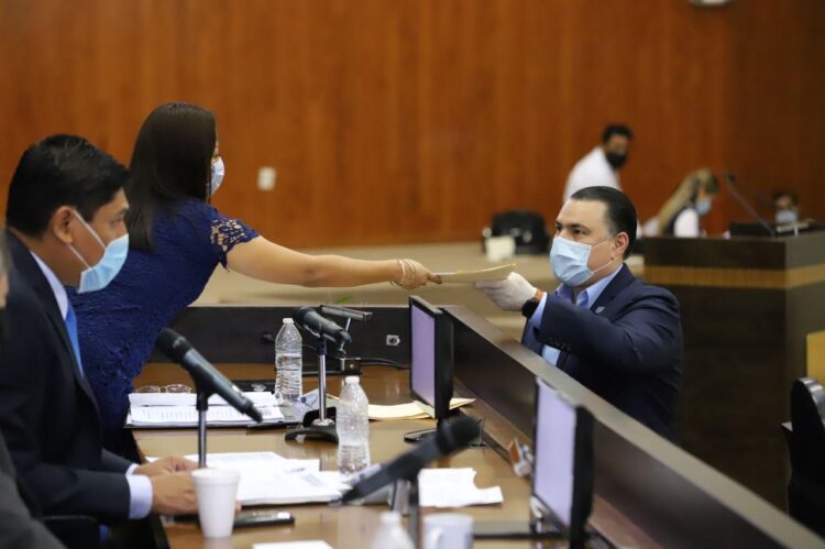 Podrían jóvenes de entre 15 y 17 años abrir cuentas bancarias sin tutores